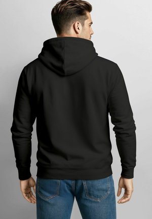 Schwarzer Hoodie mit Kordelzug und gerippten Bündchen, aus glattem Stoff gefertigt. Kombiniert mit blauen Jeans, Rückansicht gezeigt.
