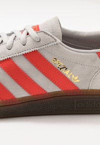 adidas Originals HANDBALL SPEZIAL - Sneakers low - grey two/hi-res red /gold metallic