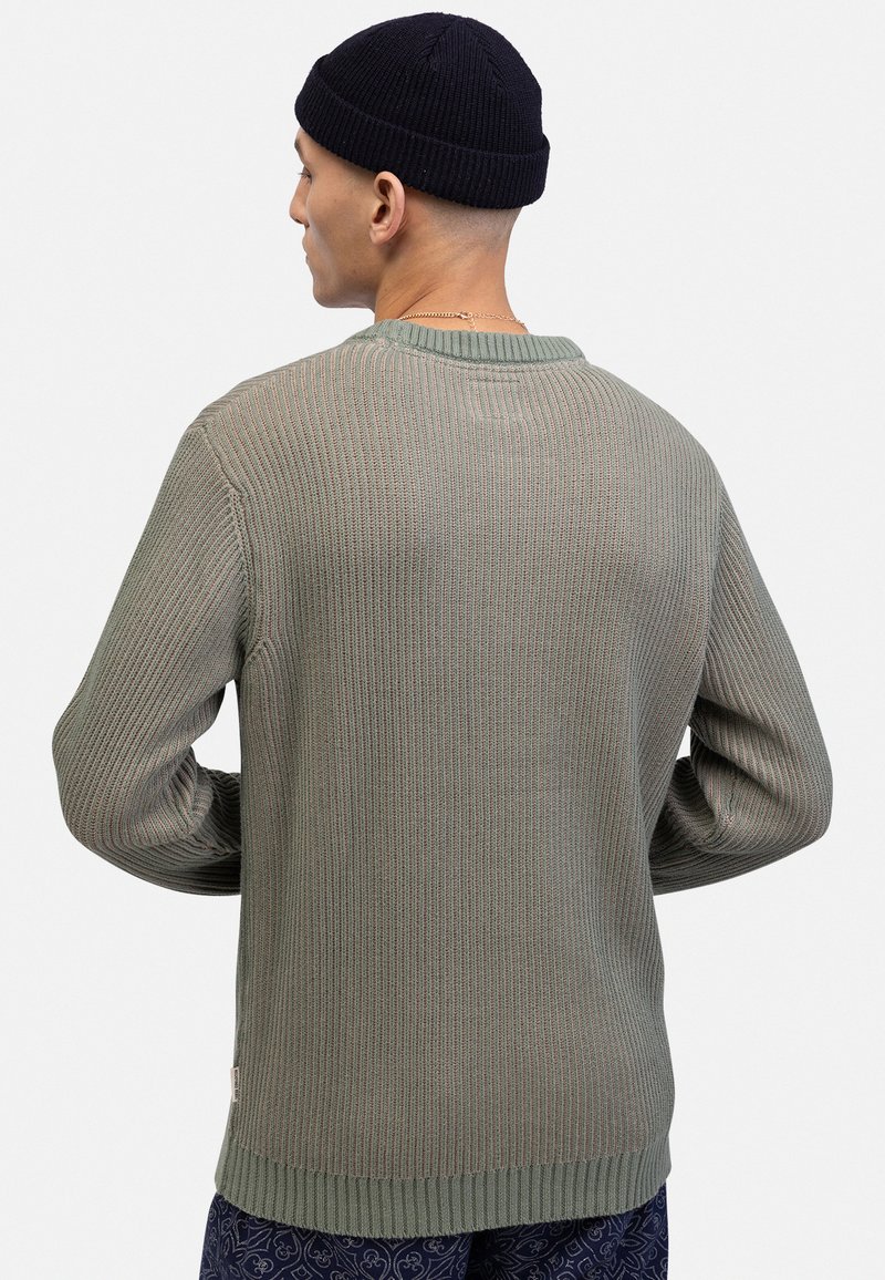 Pullover verde a coste con maniche lunghe, scollatura a girocollo e design testurizzato. Presenta un sottile motivo a righe e un bordo orlato.