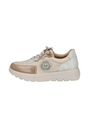 Zapatilla beige y gris claro con puntera redondeada, detalles de cuero texturizado, parche con logo y una suela blanca gruesa.