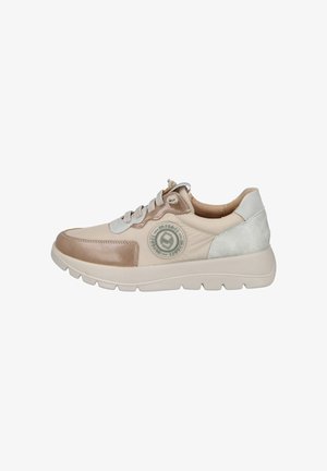 Zapatilla beige y gris claro con puntera redondeada, detalles de cuero texturizado, parche con logo y una suela blanca gruesa.