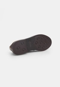 Bata Stringate - braun