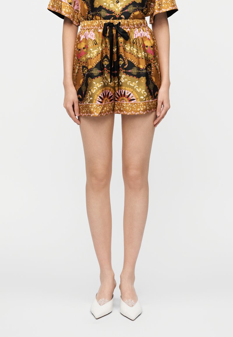 Shorts cortos de satén con un estampado floral y animal en dorado, rosa y negro. Cintura elástica con cordón y borde con ondas.