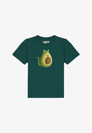 Groene T-shirt met korte mouwen waarop een cartoonstijl avocado personage is weergegeven met kattenoren, een grote open mond en een opgerolde staart.