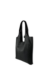 Zwarte leren tote bag met een gestructureerde afwerking, voorzien van brede schouderbanden en een open bovenkant, die een eenvoudige, moderne uitstraling benadrukt.