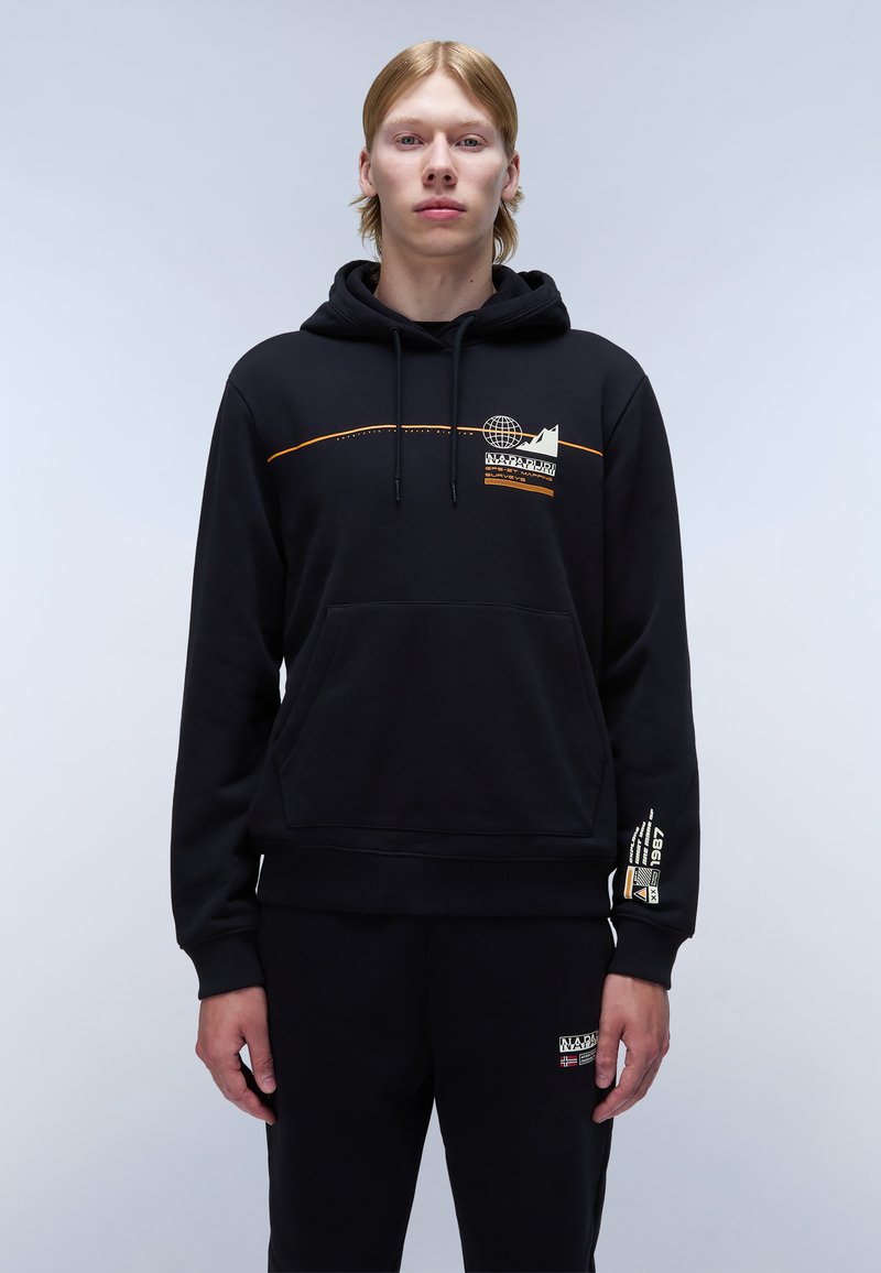 Felpa nera con cappuccio in tessuto morbido, presenta un design grafico arancione, tasca frontale e polsini a costine. Abbinata a pantaloni jogger neri coordinati.