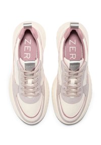 Lehká neformální sneakers v krémové, růžové a šedé barvě. Obsahují hladkou kůži a semiš, kulatou špičku, šněrování a stříbrné akcenty.