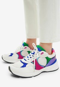 Sneakers colorati con un mix di pannelli bianchi, blu, verdi, rosa e viola. Presentano una tomaia in mesh, elementi testurizzati e suola in gomma.