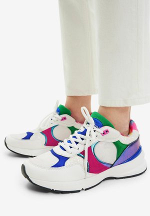 Zapatillas deportivas coloridas con una mezcla de paneles en blanco, azul, verde, rosa y púrpura. Presentan una parte superior de malla, acentos texturizados y suela de goma.