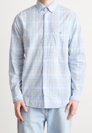 Hellblau kariertes Hemd aus Baumwolle mit Button-Down-Kragen, langen Ärmeln und einer Brusttasche; es hat weiße und lila Streifen.