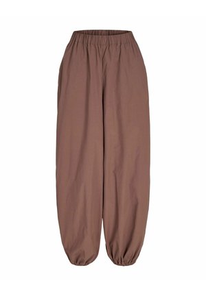 Lahtised pruunid püksid, millel on elastne vöökoht ja elastsed sääreotsad, valmistatud kergest kangast.