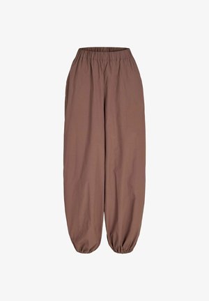 Luźne brązowe spodnie z elastycznym pasem i ściągaczami przy kostkach, wykonane z lekkiej tkaniny.
