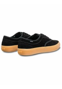 Černé nubukové tenisky s kulatou špičkou, gumovou podrážkou a šedými akcenty na límci a švech. Obsahují klasický design na šněrování.