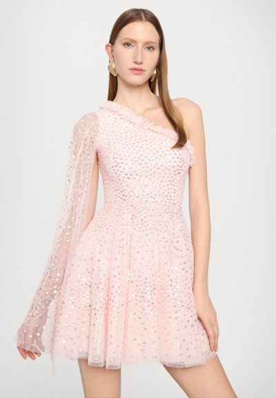 Rochie roz cu un singur umăr, cu decolteu volanat, textură cu paiete, mânecă lungă transparentă și fustă evazată, având un corset ajustat.