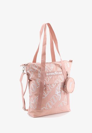 Rosa Nylon-Tote mit weißem "GOODYEAR"-Logo und Mustern. Verfügt über zwei Griffe, einen verstellbaren Schultergurt und einen kleinen abnehmbaren Beutel.