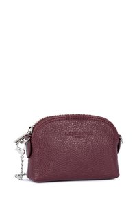 Pochette in pelle bordeaux con finitura testurizzata, zip in argento e catena con dettaglio di chiusura; presenta il logo del brand impresso sul davanti.