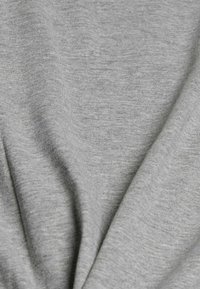 Grijze katoenen stof met een gladde textuur, die subtiele variaties in tint en een lichte rek toont. Zeer veelzijdig voor verschillende toepassingen.