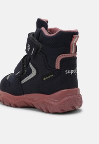 Stivali per bambini blu navy con dettagli rosa, suola in gomma testurizzata, cinturino in Velcro e accessori in argento; dotati di Gore-Tex per impermeabilità.