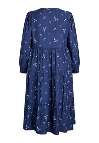 Mornarsko modra dolga obleka s tveganjem, svetlo modrim cvetličnim vzorcem, gumbnimi manšetam in gubanimi deli tkanine po krilu.