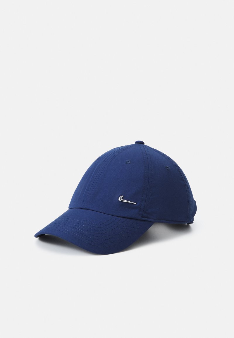 Sötétkék baseball sapka, amely szövetből készült, ívelt karimával, hat paneles kialakítással és egy kis ezüst logóval a bal oldalon.