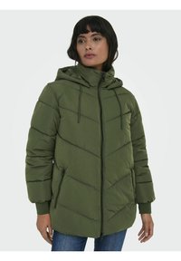 Alyvuogių žalia pūkinė striukė su gaubtu, chevron tipo siuvimu, priekiu su užtrauktuku ir šoninėmis kišenėmis. Ribomis sutvirtinti rankogaliai suteikia papildomos šilumos ir tikslų prigludimą.