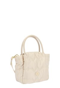 Borsa a tote beige trapuntata con manici doppi, una tracolla staccabile e un accento del logo in metallo dorato sul davanti. Chiusura con zip.