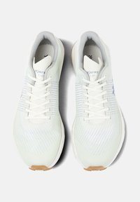 Atletiekschoenen met een wit mesh bovenwerk, lichtgrijze accenten en een gumrubberen zool. Voorzien van veters en een gestructureerd ontwerp.