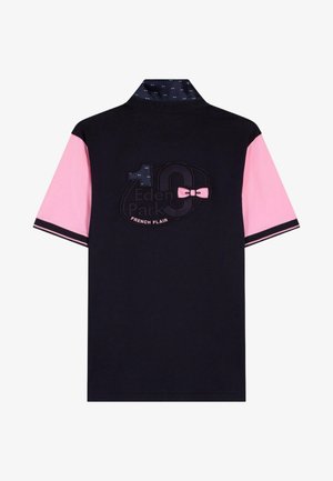 Chemise à manches courtes noire et rose avec col haut, arborant le logo "10 Eden Park French Flair" et un nœud rose dans le dos.