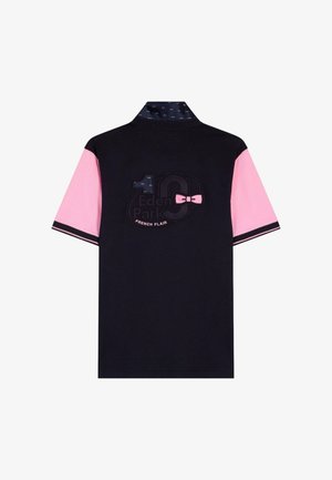 Chemise à manches courtes noire et rose avec col haut, arborant le logo "10 Eden Park French Flair" et un nœud rose dans le dos.