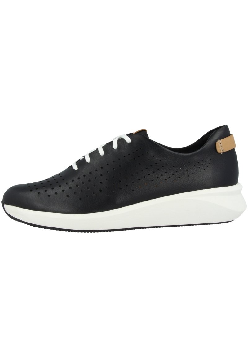 Basket en cuir noir avec lacets blancs, design perforé, accent tan au talon et semelle blanche légèrement courbée pour un bon soutien.