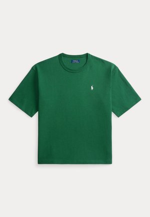 Grønn T-skjorte med korte ermer og rund hals med lite hvitt Polo Ralph Lauren-logo på venstre bryst, lagt flatt på hvit bakgrunn.