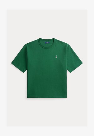 Zelené tričko s krátkym rukávom a okrúhlym výstrihom s malým bielym logom Polo Ralph Lauren na ľavej strane hrudníka, položené na bielom pozadí.