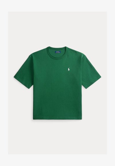 Πράσινο T-shirt με κοντά μανίκια και στρογγυλή λαιμόκοψη, με μικρό λευκό λογότυπο Polo Ralph Lauren στο αριστερό στήθος, τοποθετημένο επίπεδα σε λευκό φόντο.