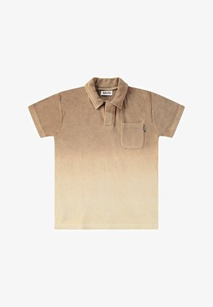 Polo beige in una texture morbida, presenta maniche corte, colletto e una tasca frontale. Sfumatura di colore che passa da un beige più scuro a uno più chiaro.