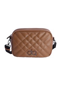 Bolso cruzado acolchado marrón con un acabado de cuero suave, que cuenta con un cierre de cremallera y una correa ajustable negra. Logo visible en la parte frontal.