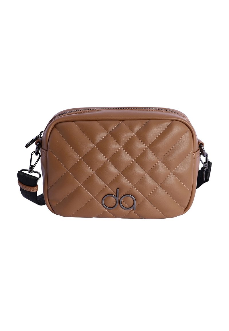 Bolso cruzado acolchado marrón con un acabado de cuero suave, que cuenta con un cierre de cremallera y una correa ajustable negra. Logo visible en la parte frontal.