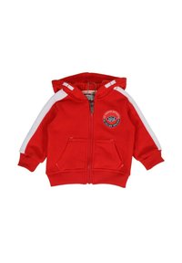 Sweat à capuche rouge avec fermeture éclair, bandes blanches sur les côtés, deux poches avant, et un patch circulaire avec le numéro 1908. Matière en mélange de coton.