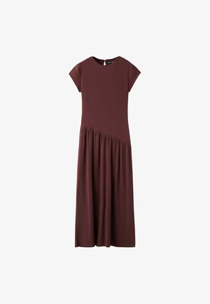 Brązowa sukienka midi z krótkim rękawem, okrągłym dekoltem, asymetrycznym przeszyciem w talii i marszczonymi detalami spódnicy.
