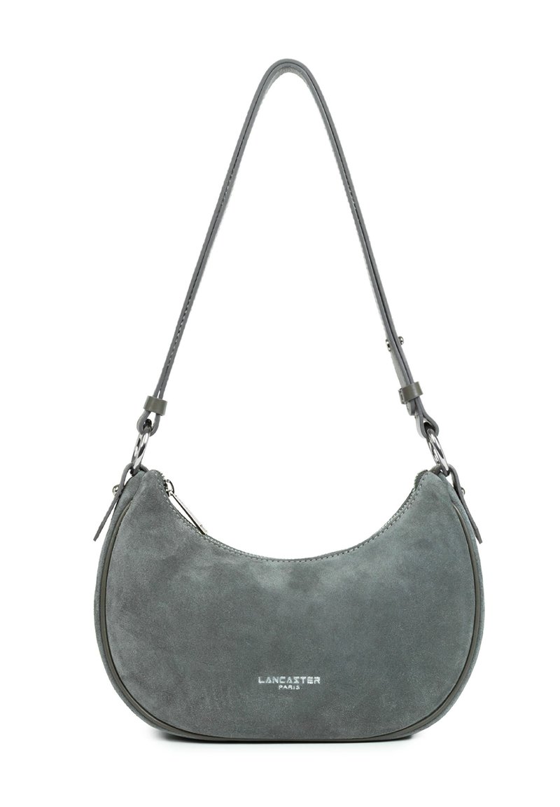 Borsa a mezzaluna in suede grigio con tracolla regolabile e logo "Lancaster Paris" in argento sul davanti.