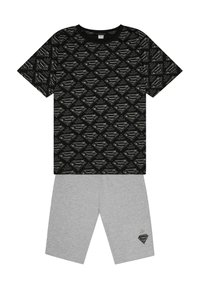 Schwarzes T-Shirt mit einem sich wiederholenden "Man of Steel"-Logo-Muster und grauen Shorts, die ein kleines Logo am Saum tragen, aus weichem Baumwollstoff.