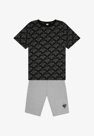 Zwarte t-shirt met een herhalend "Man of Steel" logo patroon en grijze shorts met een klein logo op de zoom, gemaakt van zacht katoen.