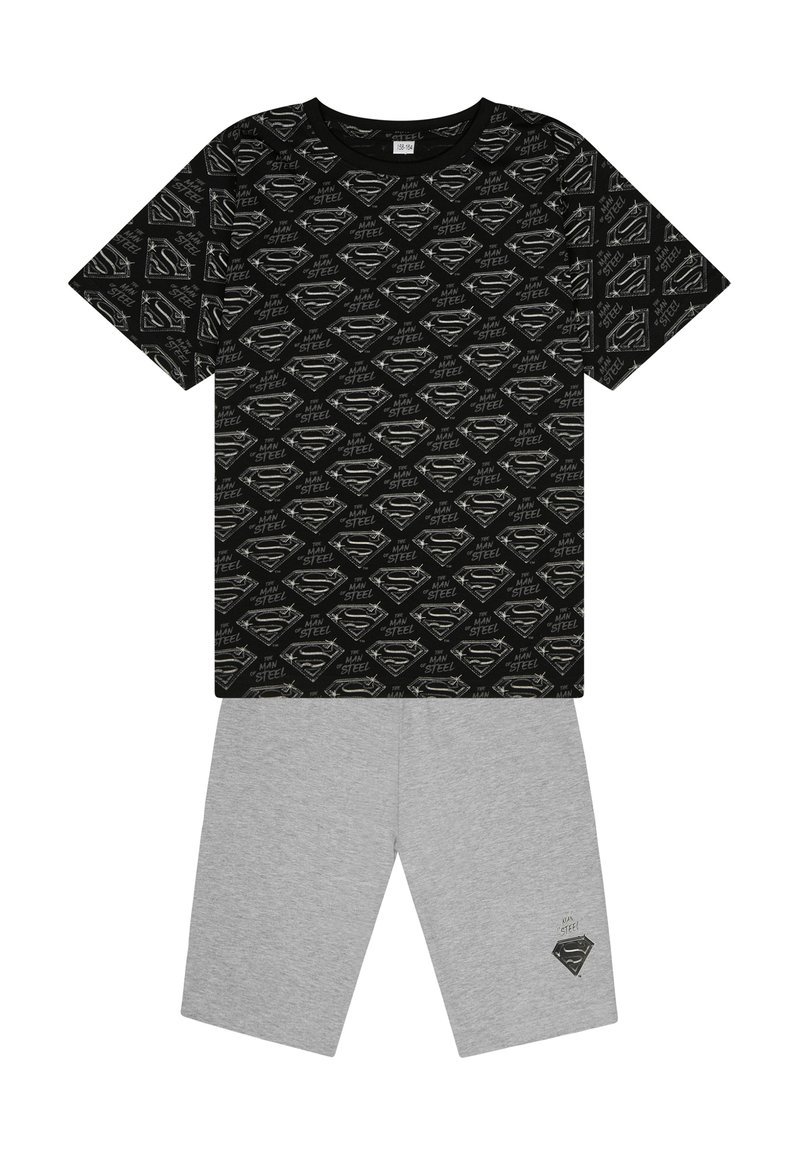 Schwarzes T-Shirt mit einem sich wiederholenden "Man of Steel"-Logo-Muster und grauen Shorts, die ein kleines Logo am Saum tragen, aus weichem Baumwollstoff.