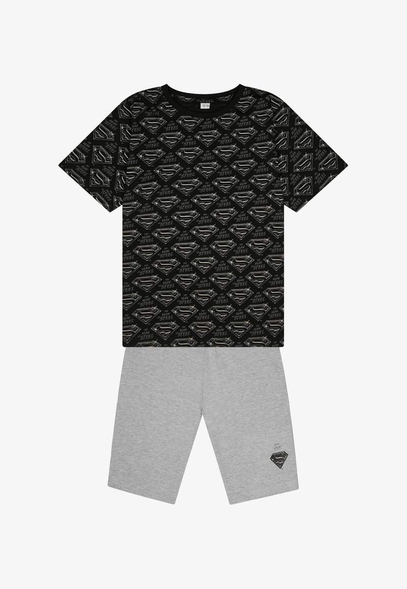 Camiseta negra con un patrón repetido del logo "Hombre de Acero" y pantalones cortos grises que presentan un pequeño logo en el dobladillo, fabricados con suave algodón.