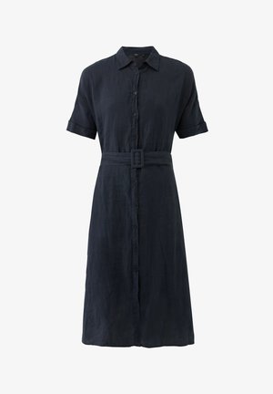 Vestido camisero azul marino con manga corta, cierre de botones en la parte delantera, cuello y cinturón a juego de tela con hebilla rectangular.