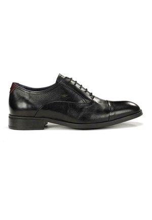 Zapato de vestir de cuero negro con un acabado suave, punta afilada y diseño de cordones; presenta un sutil acento burdeos en el tacón.
