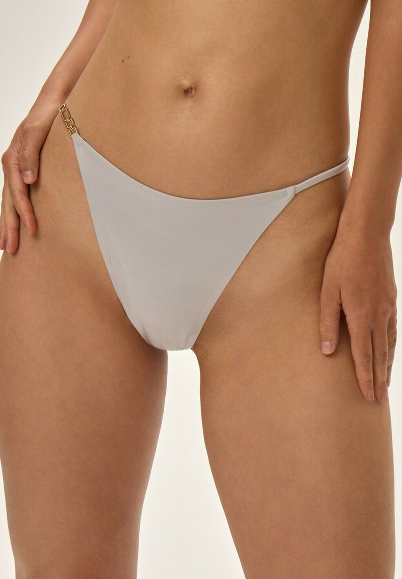 Szare majtki bikini wykonane z gładkiego materiału, z cienkimi bocznymi paskami i dyskretnym metalowym akcentem z boku.