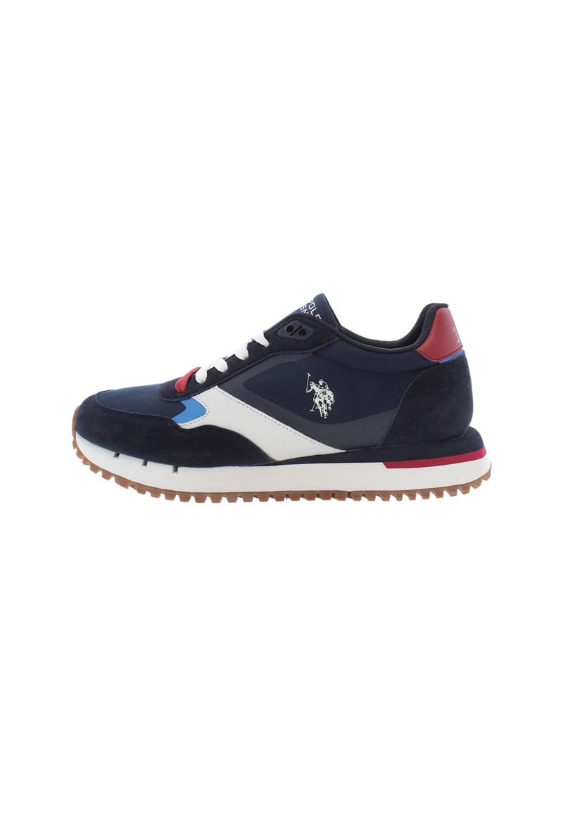 Zapatilla deportiva azul marino con parte superior de ante y malla, detalles en blanco, talón rojo, suela de goma y logotipo bordado en el lateral.