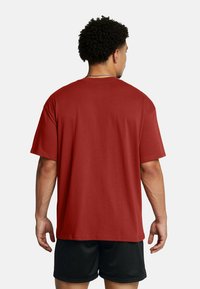 Under Armour HEAVYWEIGHT OVERSIZED BOX LOGO - Sportovní tričko - earthen orange