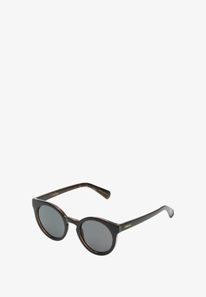 Lunettes de soleil rondes avec des montures noires, des verres gris et de subtils accents écaille de tortue sur les branches. Fini mat élégant avec un détail brillant.