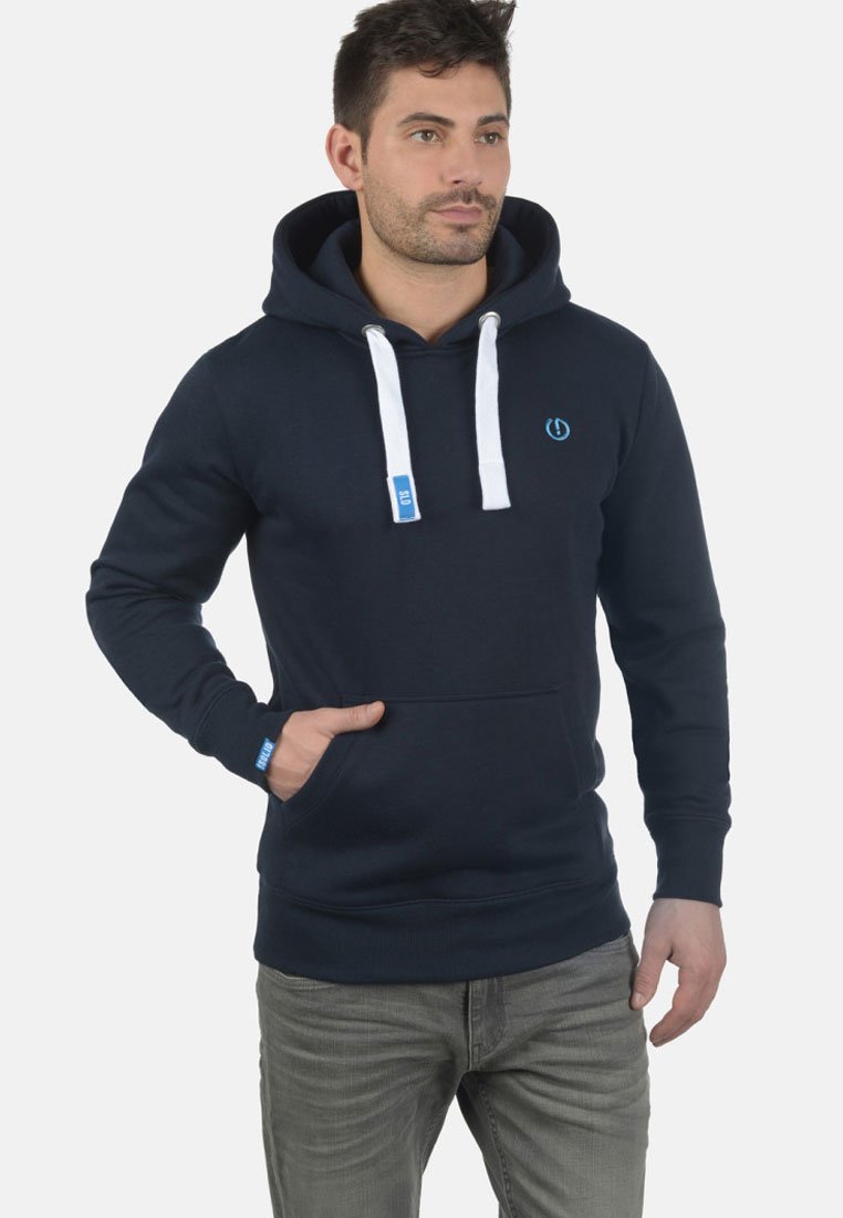 Navy blue hoodie made of cotton blend, featuring white drawstrings, front pocket, and subtle logo on the chest. Regular fit and long sleeves.